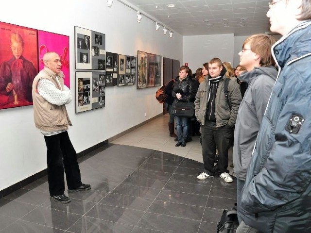 W środę lekcję teatralną w Tarnobrzeskim Domu Kultury miała młodzież z Zespołu Szkół Ponadgimnazjalnych numer 2 w Tarnobrzegu. Andrzej Wilgosz, teatrolog z Tarnobrzeskiego Domu Kultury, opowiadał o życiu i twórczości Krzysztofa Kolbergera.