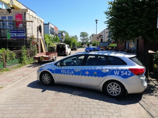 W sobotę rano, na Osiedlu Radzikowo w Kołobrzegu ewakuowano mieszkańców kilkunastu domów jednorodzinnych,  znajdujących się w promieniu do 200 m od bazy STW (na jej terenie znajduje się też stacja paliw), gdzie od ok. godz. 9.30 pracują kołobrzescy strażacy. Jak powiedział nam na miejscu komendant Komendy Powiatowej Państwowej Straży Pożarnej Krzysztof Makowski: - Z naszych ustaleń wynika, że pracownik bazy pracował w jednej z hal  z zestawem butli acetylenowo tlenowych, doszło do zapalenia  przewodów butli, pożar rozwijał się w kierunki tej butli i wydobywającego się gazu. Pracownicy sami ugasili płomień, ale w takiej sytuacji zawsze istnieje podejrzenie zapoczątkowania reakcji rozpadu acetylenu wewnątrz butli. Nasze działania polegają więc na ciągłym schładzaniu butli. Jest ona pod stałą kontrolą termiczną. Jak dodał komendant, chłodzenie może potrwać jeszcze kilka godzin.Na miejscu jest zastępca prezydenta  miasta Ilona Grędas – Wójtowicz i szef wydziału zarządzania kryzysowego miasta Artur Wasiewski: - Dla osób ewakuowanych przygotowaliśmy klimatyzowany autokar, proponujemy wodę - mówi wiceprezydent.  Na razie mało kto z tej formy pomocy korzysta. Mieszkańcy wykazują zrozumienie, mówili nam m.in. , że wybiorą się na zakupy,  idą do sąsiadów, znajomych. Nad bezpieczeństwem czuwają policjanci i strażnicy miejscy. Do wydzielonej strefy nie wjeżdżają samochody.  – No jest kłopot – powiedziała nam na miejscu pani Helena Pawlik, która rano wybrała się w na cmentarz i już nie mogła wrócić do domu. – Odkąd tu mieszkam, ponad 40 lat, czegoś takiego tu nie było. Nie wiadomo co teraz robić. Na pomoc przyjechała rodzina: - Ciocia prosiła o miskę dla psa, zabraliśmy coś do cieplejszego do okrycia – mówili państwo Katarzyna Kurys - Dzierkowska i Wojciech Dzierkowski.  – No jest nerwowo, ale ufamy, że nasze służby sobie z tym problemem poradzą. 