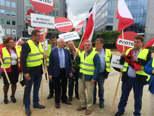 Przewoźnicy domagają się zawieszenia przepisów o płacy minimalnej w Niemczech i Francji Polscy przewoźnicy protestują w Brukseli