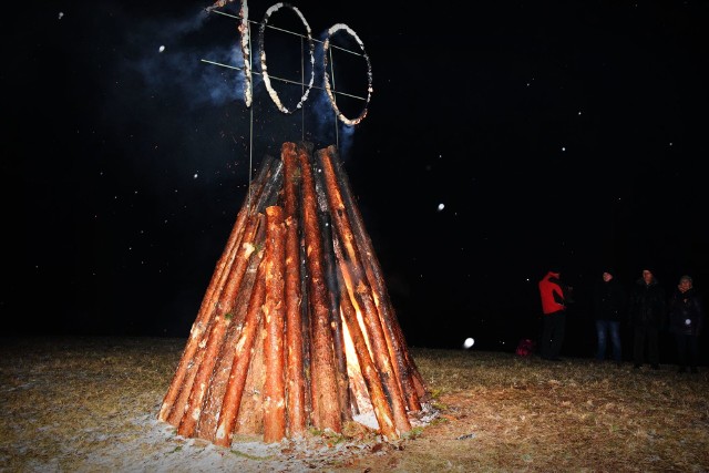 Wieczorem o godzinie 20 mieszkańcy Puńska zebrali się przy ognisku, które rozpalono na wzgórzu za Domem Kultury Litewskiej. Zgromadzeni wspólnie śpiewali tradycyjne regionalne piosenki oraz korzystali z przygotowanego poczęstunku. W tym samym czasie w okolicznych miejscowościach, gdzie mieszkają Litwini zapłonęło 30 ognisk.