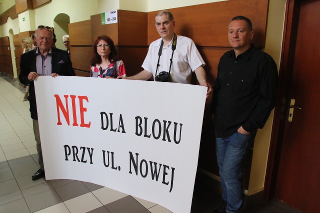 Mieszkańcy ulicy Nowej w Kielcach przyszli w piątek do kieleckiego Urzędu Miasta z transparentami.