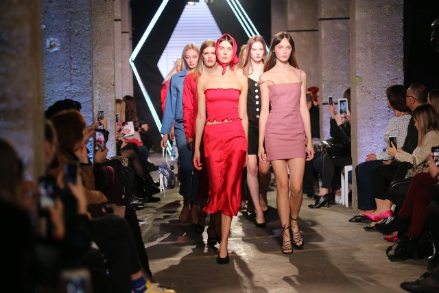 W drugim dniu pokazów mody w ramach KTW Fashion Week 2018 odbyły się dwie tury pokazów. W pierwszej z nich, otwartej dla publiczności, swoje kolekcje przedstawili młodzi projektanci.