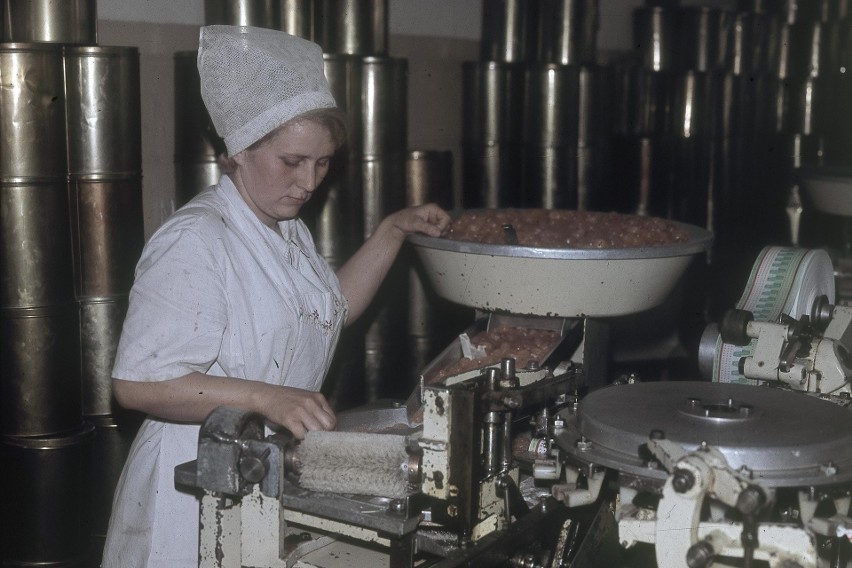 Kobieta pracuje przy maszynie do wyrobu landrynek

1970 r.