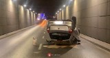 Kraków. Dachowanie w tunelu pod Rondem Grunwaldzkim. Wypadek z udziałem trzech samochodów, dwie osoby ranne