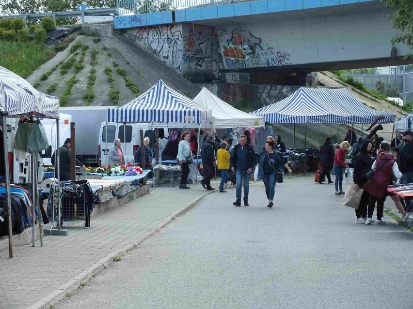 Starachowickie targowisko w sobotę, 28 maja. Duży ruch za kwiatami, nasionami i rozsadą. Zobacz zdjęcia