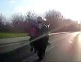 Bydgoszcz, ulica Inwalidów: Wyprzedzanie na podwójnej ciągłej, jazda na jednym kole i wywrotka motocyklisty z pasażerem [wideo]