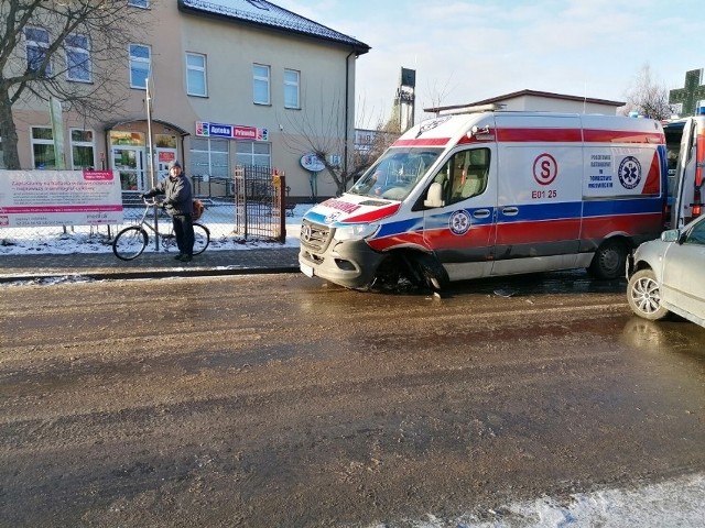 Do wypadku z udziałem karetki doszło we wtorek na ul. Jana Pawła II w Tomaszowie. Karetka wiozła do szpitala poszkodowanego w innym wypadku.