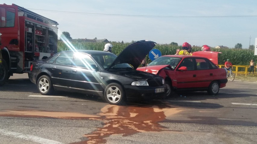 Zawady. Wypadek na DK 64. Audi zderzyło się z oplem. Jedna osoba trafiła do szpitala [ZDJĘCIA]