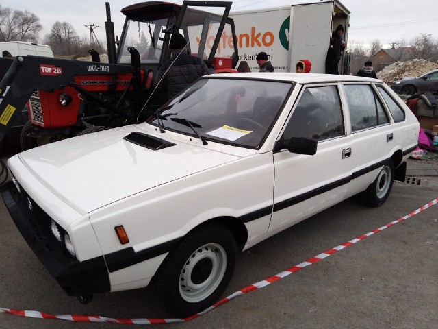 Polonez Akwarium rok produkcji 1987,  ten model w stosunku do poprzednich "Poldków" był optycznie lżejszy i otrzymał m.in. nowe siedzenia, lusterka i nowy gaźnik. Prezentowany egzemplarz jest zadbany, cena 19 900 zł. 