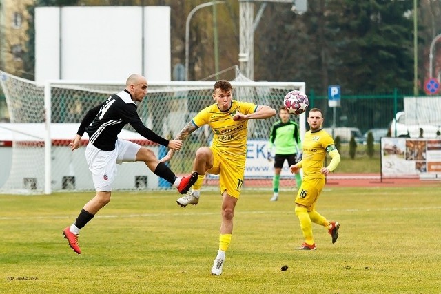 Sebastian Suszko (w żółtym stroju) będzie kierował grą obronną Czarnych Jasło w rundzie wiosennej.