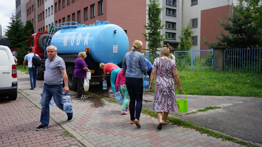 W mieście rotacyjnie jeżdżą beczkowozy, które dostarczają...