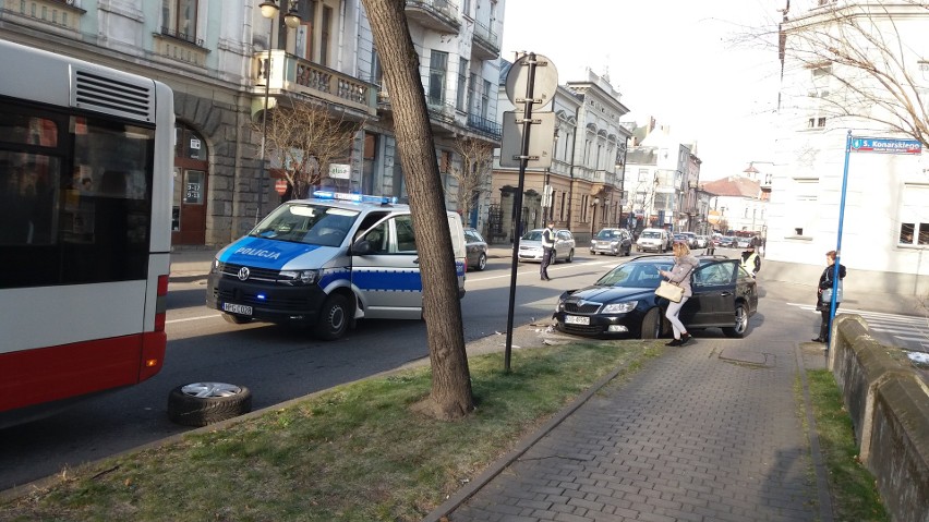 Nowy Sącz. Zderzenie skody z autobusem miejskim [Zdjęcia]