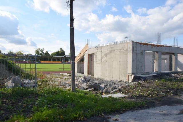 Stadion Miejski w Busku-Zdroju jest już po inwentaryzacji prac przez urzędników. Wykonawca opuścił plac budowy po wykonaniu 20 procent prac.