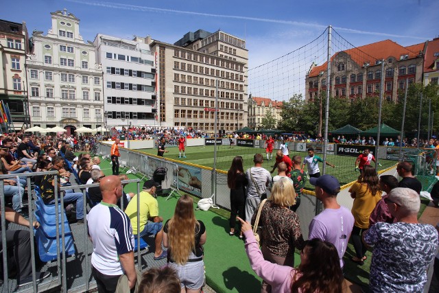 Niecodzienne rozgrywki w centrum Wrocławia. Na placu Solnym rywalizowali bezdomni