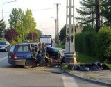 Zginął kierowca opla. Auto roztrzaskało się na słupie. 