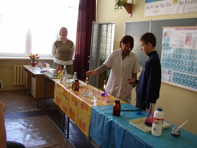 Zwiedzający mogli obejrzeć miedzy innymi pracownie chemiczną, w której uczniowie szkoły przeprowadzali doświadczenia.