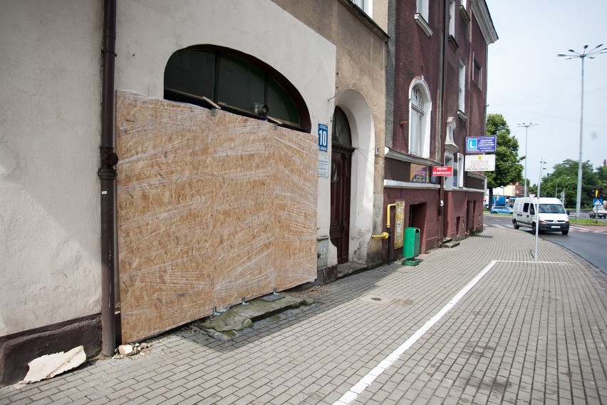 Zniszczona elewacja budynku przy ulicy Grodzkiej.