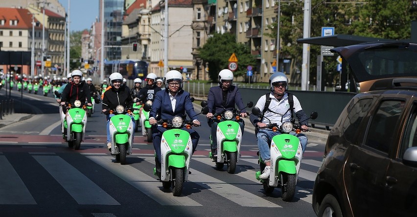 Przez ulice Wrocławia przejechały dziś elektryczne skutery