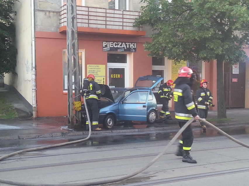 Strażacy gasili płonący samochód na Rzgowskiej i na autostradzie A2