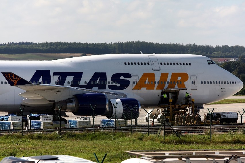 Boeing 747-446 wylądował w Rębiechowie