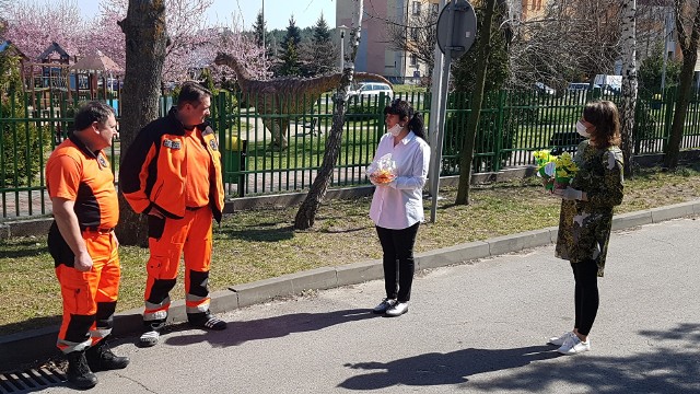 Minęło już ponad trzy tygodnie odkąd nasz świat zatrzymał się i całkowicie zmienił swój bieg. Znaleźliśmy się w całkiem innej rzeczywistości, gdzie wsparcie, zrozumienie i pomoc stały się heroicznymi wartościami. W tym szczególnym czasie dzieci  oraz pracownicy  Żłobka i Przedszkola Publicznego w Połańcu pamiętają o służbie zdrowia i otwierają  dla nich serca. - Z okazji Światowego Dnia Zdrowia Anna Kaniszewska i Beata Mika złożyły  podziękowania pracownikom Samodzielnego Publicznego Zakładu Opieki Zdrowotnej - Przychodnia Zdrowia w Połańcu i NZOZ Centrum Medyczne Sp. z o.o. w Zawadzie oraz Pogotowia Ratunkowego w Połańcu. - Delegacja w imieniu dzieci i pracowników wyraziła słowa uznania oraz wdzięczność za wykonywaną pracę, złożyła życzenia i wręczyła wiosenny kosz upominków świątecznych. Wiemy, że zbliżające się Święta Wielkanocne będą inne niż dotychczas, dlatego też w sposób szczególny składamy  wszystkim pracownikom służby zdrowia życzenia - powiedziały A. Kaniszewska, B. Mika, składając życzenia od przedszkolaków i dyrekcji:Niech Zmartwychwstanie Pańskie napełni wszystkich spokojem i wiarą, da siłę w pokonywaniu trudności i pozwoli z ufnością patrzeć w przyszłość.Ciepłych, pełnych miłości i nadziei na lepsze jutro Świąt Wielkiej Nocy!(dor)