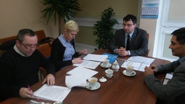 Umowę z firmą Mexeo i opolską chemiczką podpisali dyrektor OCRG, Roland Wrzeciono i Dariusz Mazurczak, zastępca dyrektora.