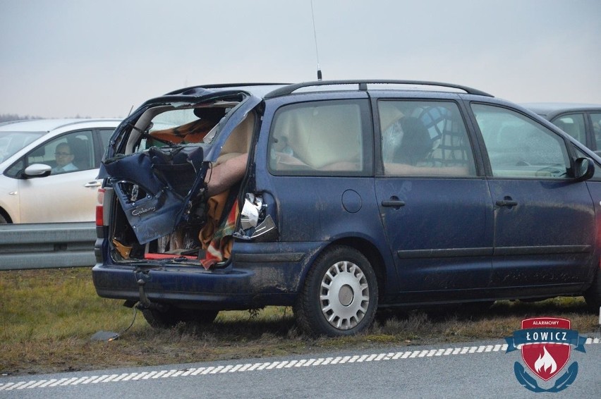 Śmiertelny wypadek na A2 w Łódzkiem. Kierowca samochodu osobowego potrącony przez autokar. Autostrada zablokowana [ZDJĘCIA]