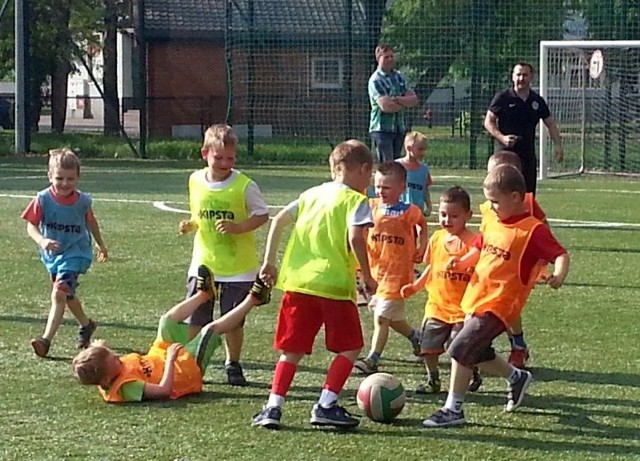 Kilkulatkowie z Hajnówki dzielnie walczą o każdą piłkę i uczą się futbolu pod okiem doświadczonych trenerów.