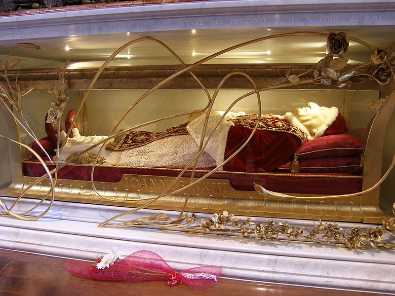 Grób papieża Jana XXIII w Watykanie.