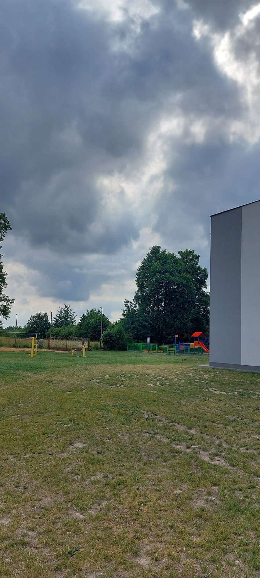 Przy szkole w Karolewie, w gminie Pniewy powstał nowy plac zabaw. Nowy teren będzie służył uczniom przez lata. Zobacz zdjęcia
