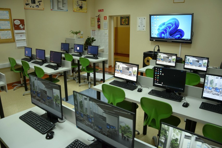 Gmina Jedlnia-Letnisko. Nowa pracownia komputerowa w szkole w Natolinie. Są nowoczesne komputery i drukarka 3D. Zobacz zdjęcia