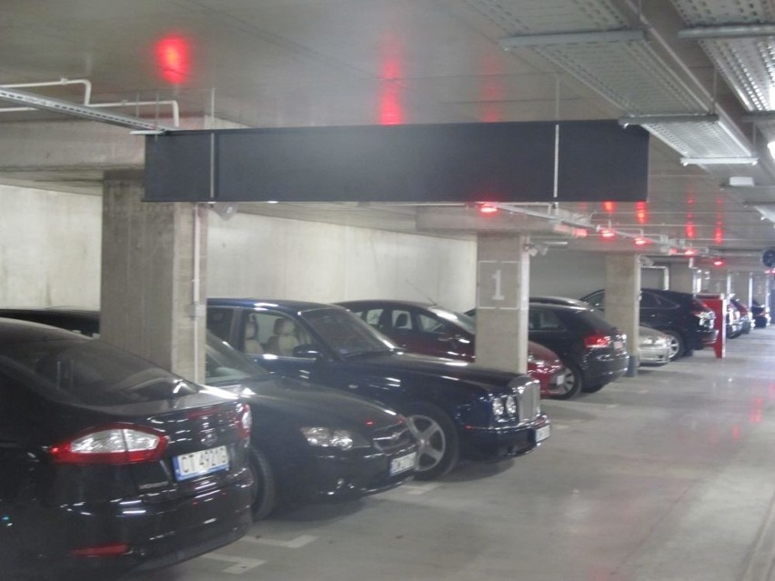 Wrocław: Od dziś zapłacimy za parking pod placem Nowy Targ. Tłoków nie ma (FOTO)