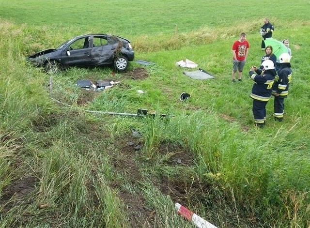 Do zdarzenia doszło dzisiaj po godzinie 9. W miejscowości Świdry kierowca osobowego Renault Megane nie opanował pojazdu na łuku drogi, wypadł z niej po czym dachował.