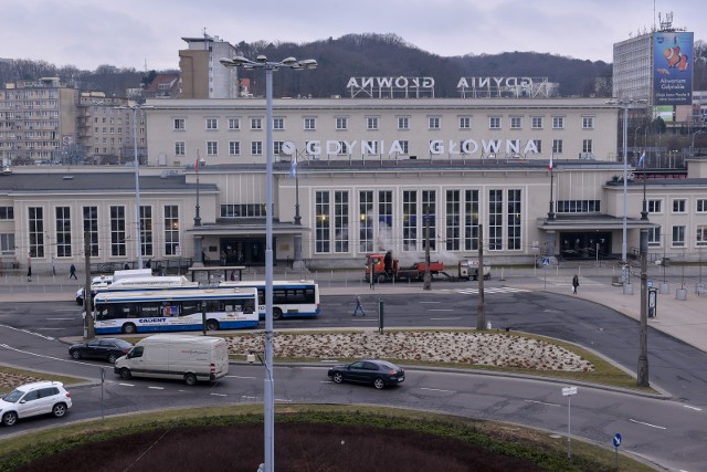 Osiem osób zatrzymanych w sprawie pobicia 23-latka na peronie dworca SKM Gdynia Główna