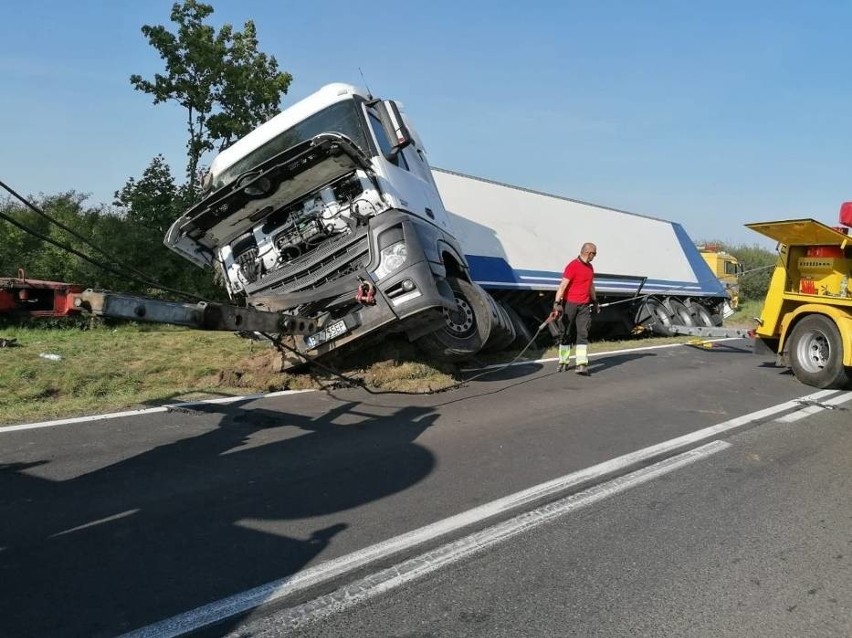 Akcja wyciągania ciężkiego tira z rowu przy drodze 35 w...