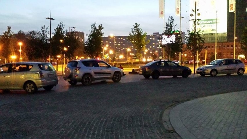 Katowice: Plac przed NOSPR to dla kierowców parking. Urzędnicy straszą mandatami [ZDJĘCIA]