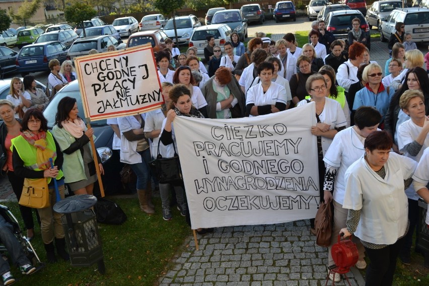 Manifestacja pielęgniarek w Raciborzu. Pielęgniarki przyszły z wuwuzelami [ZDJĘCIA]