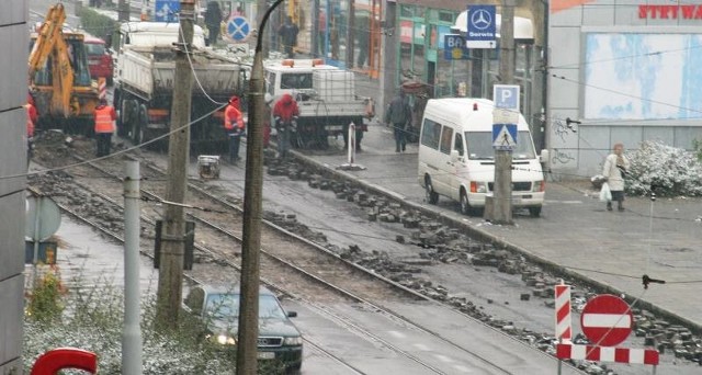 Pierwsze drogowe prace na kolejnym odcinku ul. Sikorskiego ruszyły wczoraj. Dziś drogowcy weszli na torowisko i przestają kursować tramwaje linii nr 1 i 2.