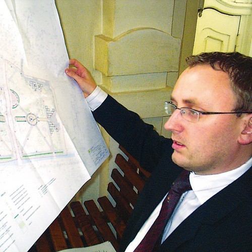 Piotr Janowski, rzecznik białogardzkiego ratusza, pokazuje projekt odnowienia placu Orła Białego w Białogardzie.