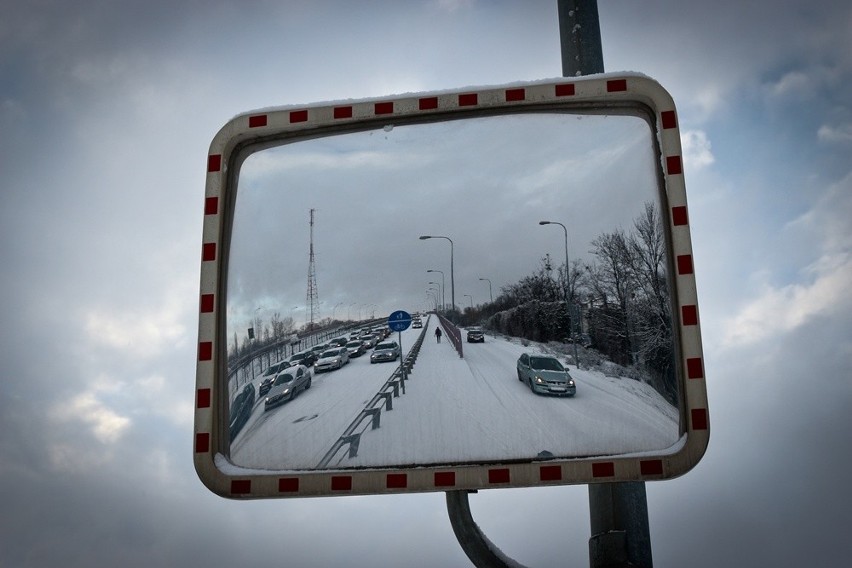 Wrocław zaskoczony zimą. Ulice i chodniki jak lodowisko (ZDJĘCIA)