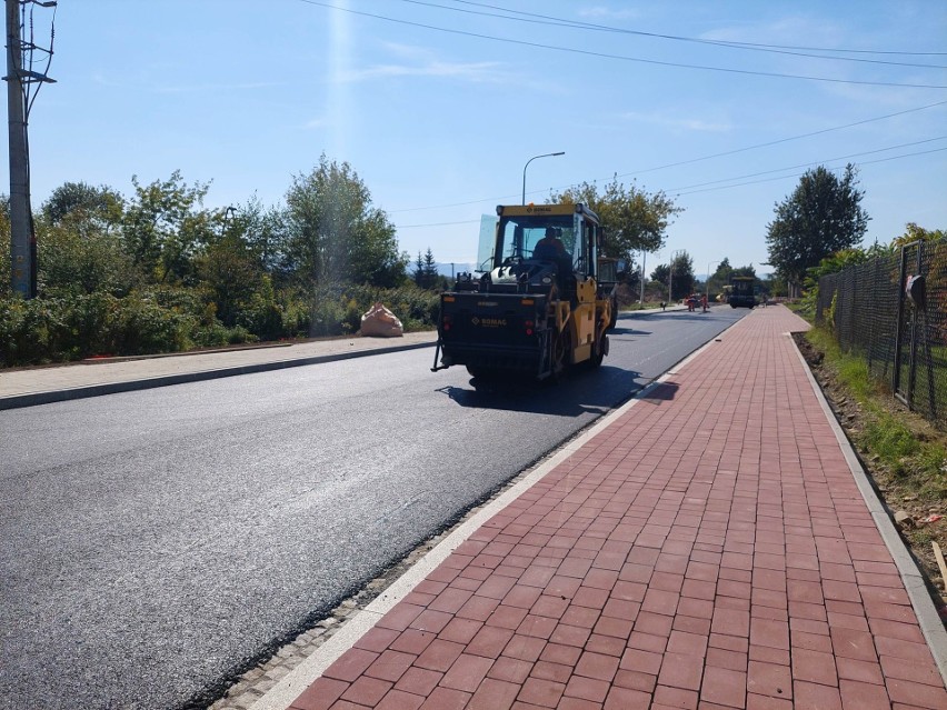 Nowy Sącz. Remont ul. 29 Listopada podzielony. Część ulicy prawie gotowa, druga doczekała się „jeziorka” [ZDJECIA]