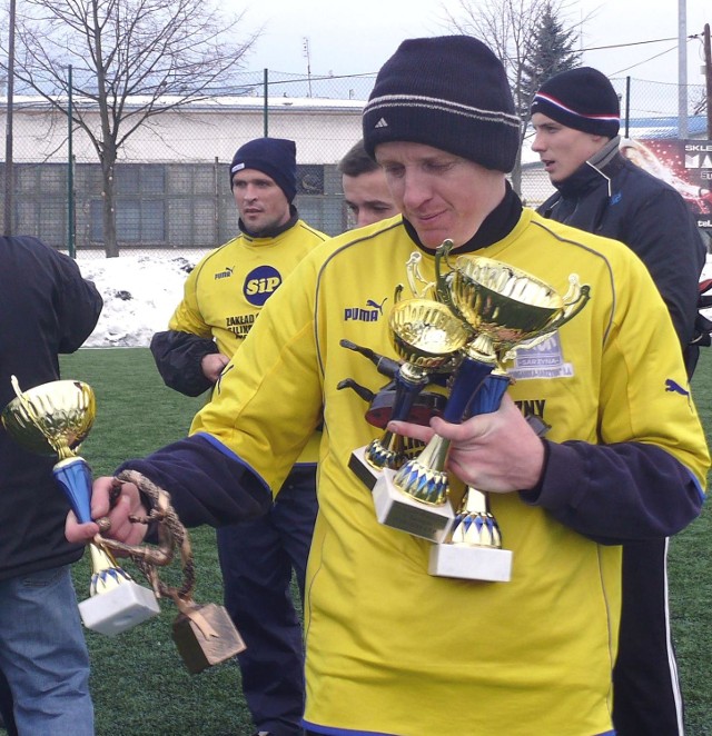 Paweł Wtorek (na pierwszym planie) po raz kolejny organizuje piłkarski turniej charytatywny na rzecz stalowowolskiego Domu Dziecka.