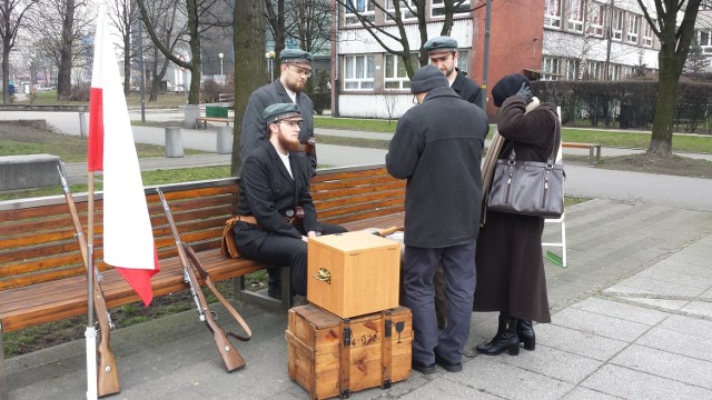 Stowarzyszenie Powstania Śląskie 90 symbolicznie przypomniało 95. rocznicę plebiscytu na Śląsku. 95 lat temu z narażeniem zdrowia, a często życia Ślązacy głosowali za Polską. Głosowanie zostało przegrane, Niemcy lepiej od Polski wykorzystali zapis, że osoby na Śląsku urodzone a tu nie mieszkające mają prawo głosować. Po niekorzystnym wyniku Plebiscytu o losach Górnego Śląska zadecydowało III Powstanie Śląskie które wybuchło 2/3 maja 1921. ZOBACZCIE ZDJĘCIA Z KATOWIC