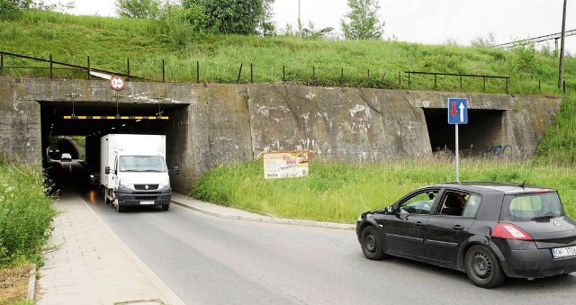 Po obu stronach tego tunelu jeszcze w tym roku stanie sygnalizacja świetlna, a autobus 110 zacznie kursować do Ruszczy