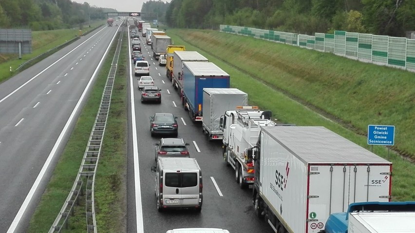 Zderzenie ciężarówek na A4 w Gliwicach. Samochody jadą pasem...