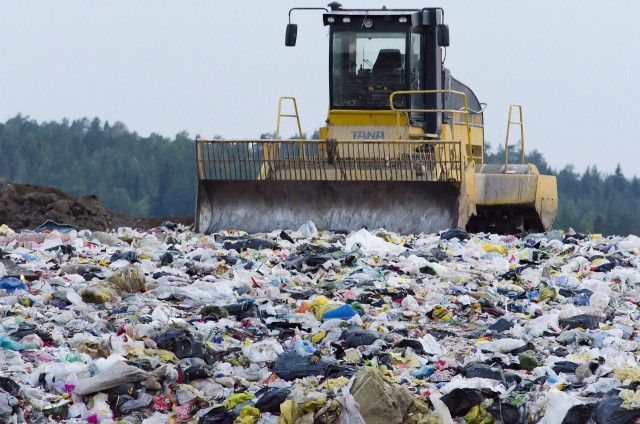 Koszty związane z odbieraniem i przetwarzaniem odpadów w ostatnich 2-3 latach znacząco wzrosły. Problem ma charakter systemowy, dotyczy całego świata, a kluczowymi elementami są koszty zagospodarowania odpadów (cena przyjęcia) oraz zwiększenie ilości odpadów komunalnych.