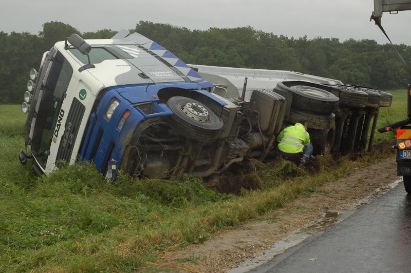 Wypadek pod Mietkowem. Przewrócił się tir (ZDJĘCIA)