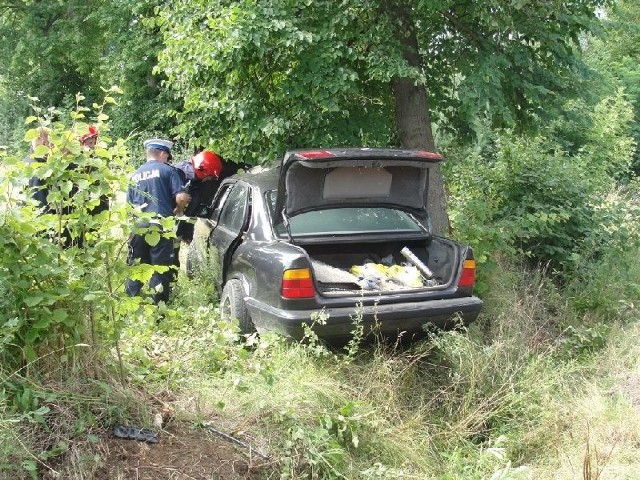 Na miejscu kraksy w Koniemłotach działali policjanci i strażacy.