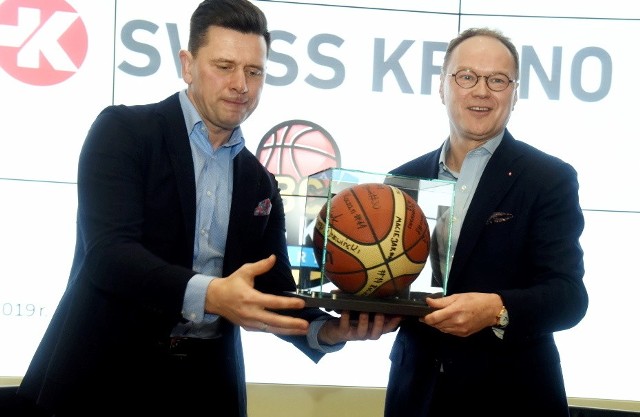 Firma Swiss Krono została sponsorem tytularnym żarskiego klubu koszykarskiego. w siedzibie firmy podpisano umowę i przedstawiono szczegóły współpracy