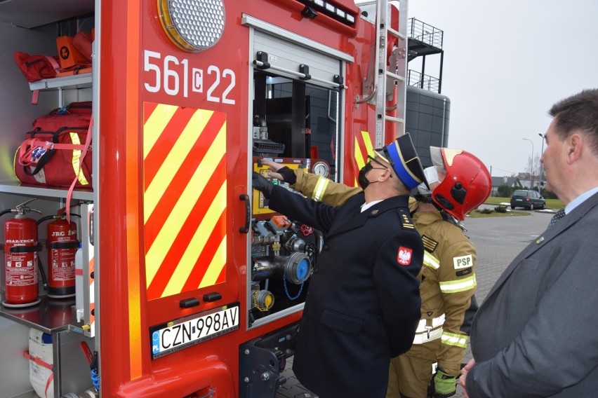 Po przekazaniu strażacy zaprezentowali możliwości nowego...